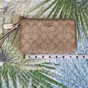 Coach Signature Double zip Wristlet Tan